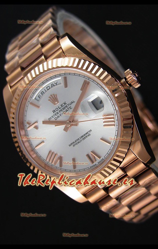 Rolex Day-Date 40MM Reloj Suizo en Oro Rosado y Dial en Plata con Numerales en Numeros Romanos