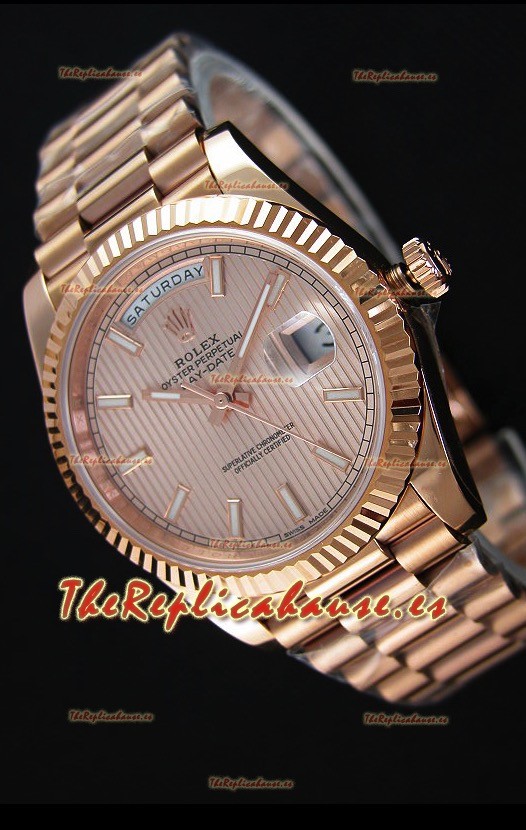 Rolex Day-Date 40MM Reloj Suizo en Oro Rosado y Dial texturizado en Oro Rosado con Numerales en Numeros Romanos